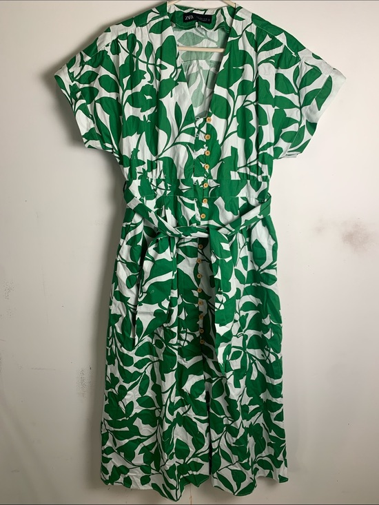 Zara Dresses & Skirts - Zara Green Leaf Print Button-Front Midi Dress
